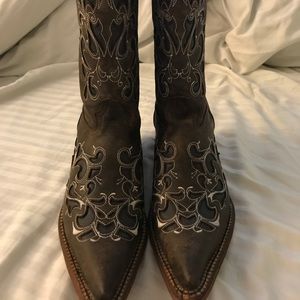 Womans brand new never worn boots 8.5